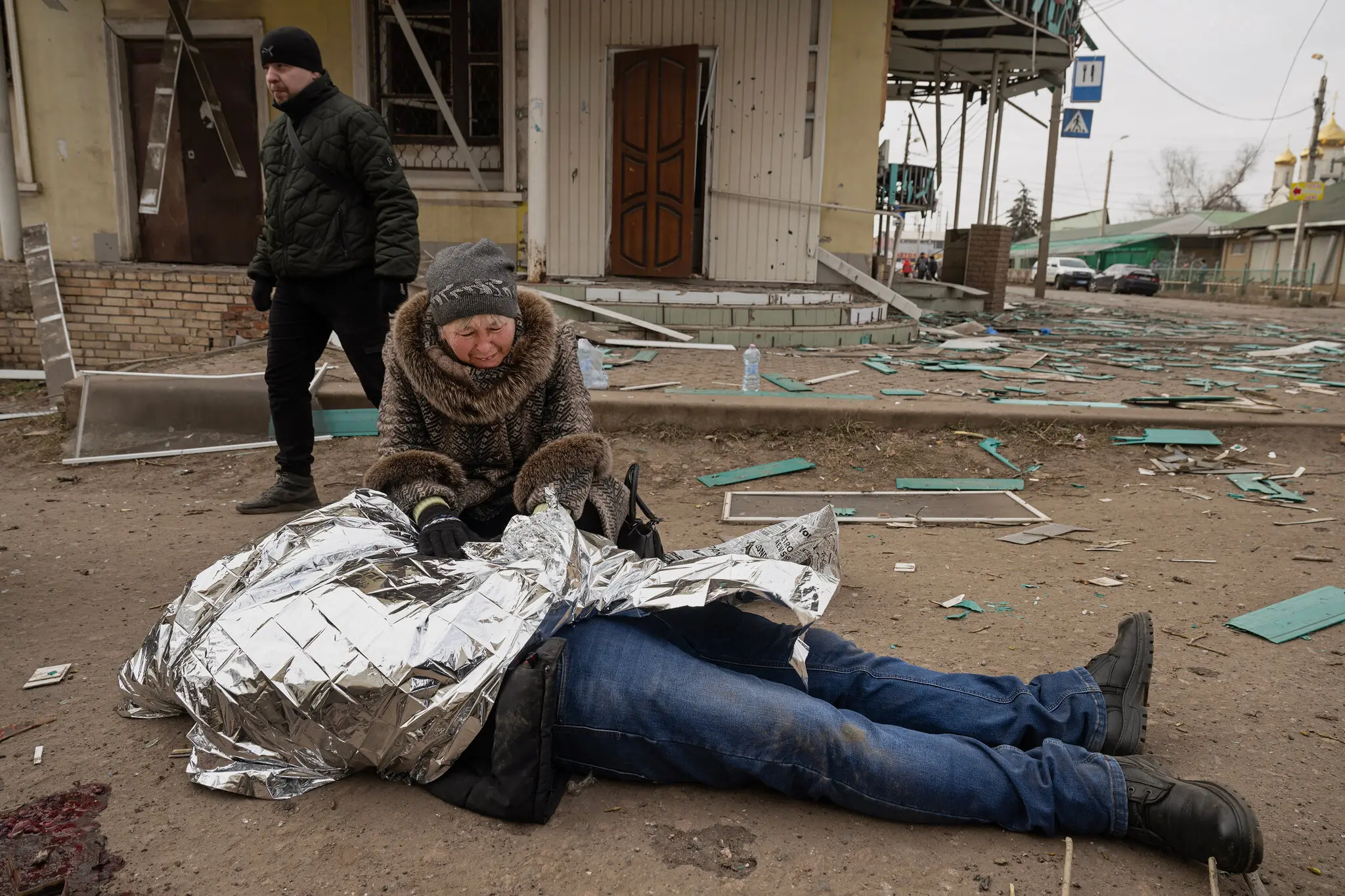 66-річна Ніна Коваленко плаче над тілом свого сина 36-річного Михайла Коваленка, який був убитий незадовго до цього під час страйку в Костянтинівці на сході України 28 січня.